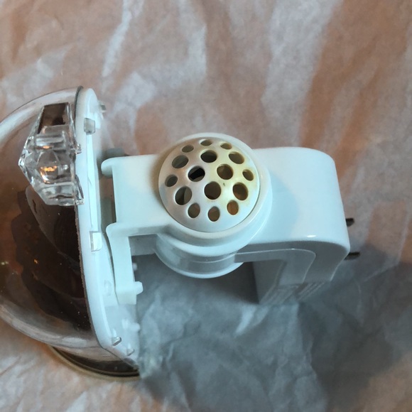 Bath & Body Works Holiday Village Cloche Nightlight Wallflowers Fragrance Plug. - Picture 11 of 11